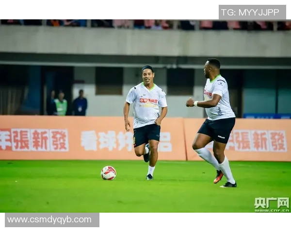 黑人足球明星小钢炮的传奇人生与赛场风采揭秘